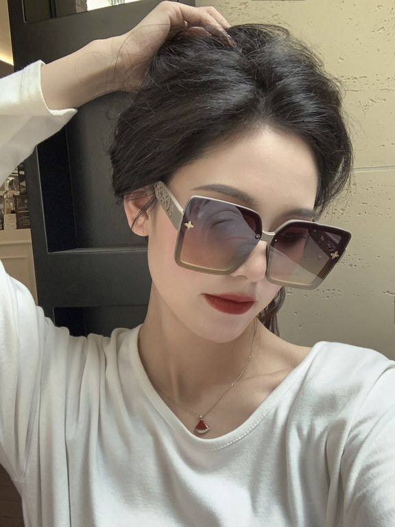 LV sunglasses tide official website model with models [Rose] [Rose] four-leaf clover   exquisite personality design simple fashion high quality worth having absolutely tide explosion throughout the summer new models L551