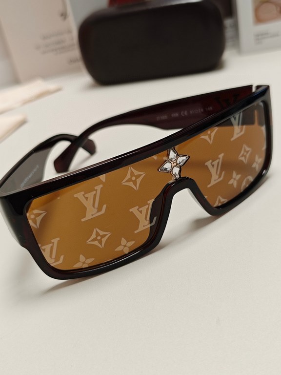 LV Louis Vuitton 2024 Europe and the United States men and women face cover thin new tide anti-ultraviolet all-in-one wind sunglasses sunglasses net red plate sunglasses super strong goggles