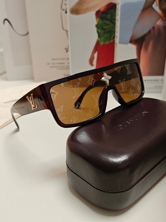 LV Louis Vuitton 2024 Europe and the United States men and women face cover thin new tide anti-ultraviolet all-in-one wind sunglasses sunglasses net red plate sunglasses super strong goggles