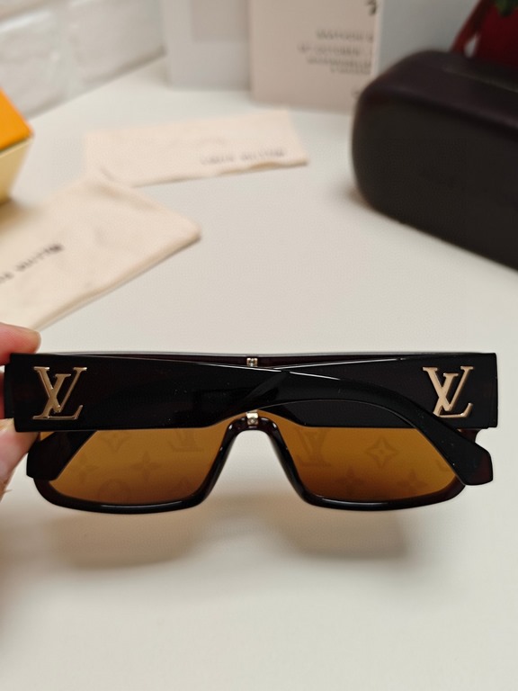 LV Louis Vuitton 2024 Europe and the United States men and women face cover thin new tide anti-ultraviolet all-in-one wind sunglasses sunglasses net red plate sunglasses super strong goggles