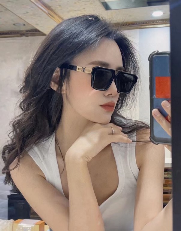 Lv Louis Vuitton star with the same sunglasses men and women Liu Zhuhong sunglasses tide driving mirror UV protection concave modeling Men and women universal