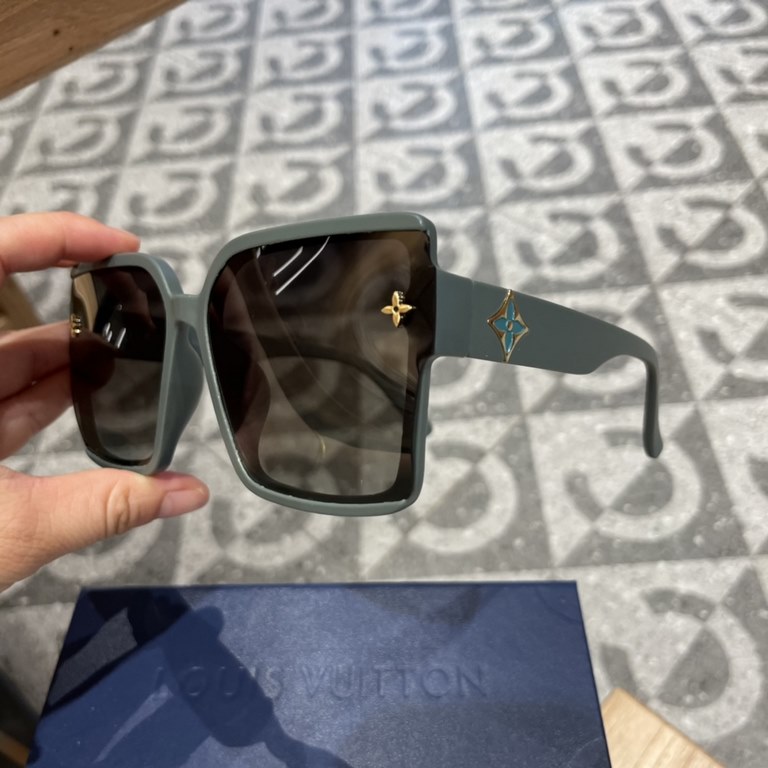 LV Women's Polarized Sunglasses   Classic four-leaf clover elements   Retro style Super love, show the fashionable big brand style