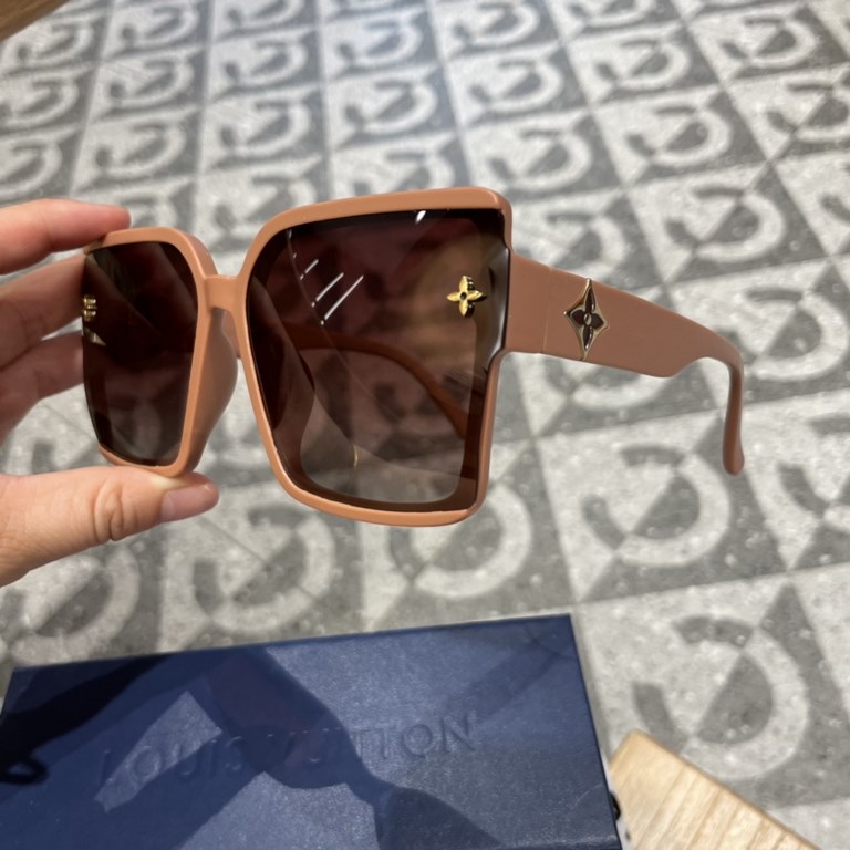 LV Women's Polarized Sunglasses   Classic four-leaf clover elements   Retro style Super love, show the fashionable big brand style