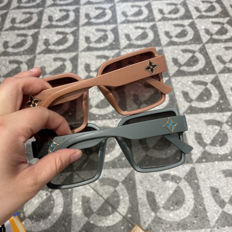 LV Women's Polarized Sunglasses   Classic four-leaf clover elements   Retro style Super love, show the fashionable big brand style