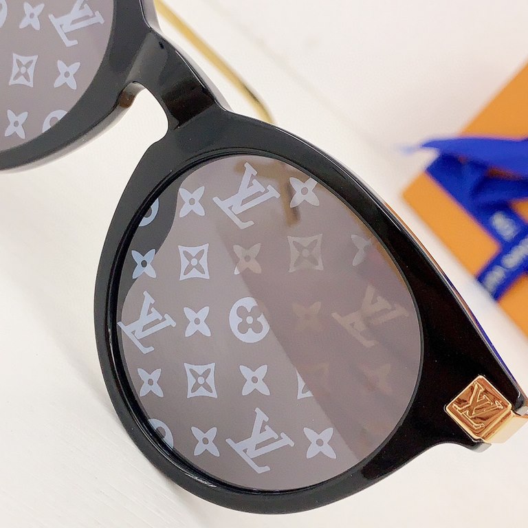 Round frame LOUIS VUITTON Ref Z1671 The SpringSummer men's eyewear collection is brand new. The rugged acetate frame is balanced by slim temples, with the Louis Vuitton logo and Monogram motif paying homage to the brand'