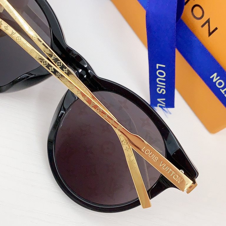 Round frame LOUIS VUITTON Ref Z1671 The SpringSummer men's eyewear collection is brand new. The rugged acetate frame is balanced by slim temples, with the Louis Vuitton logo and Monogram motif paying homage to the brand'