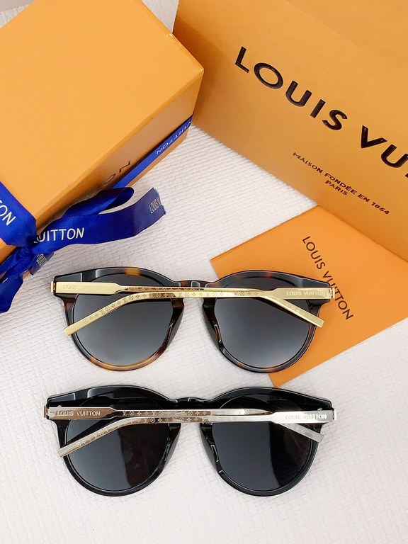 Round frame LOUIS VUITTON Ref Z1671 The SpringSummer men's eyewear collection is brand new. The rugged acetate frame is balanced by slim temples, with the Louis Vuitton logo and Monogram motif paying homage to the brand'