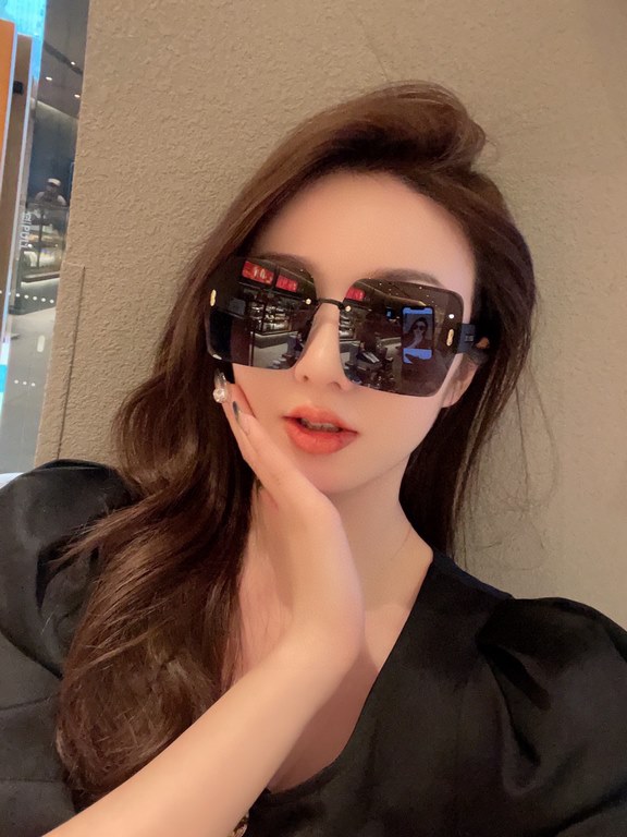 LV Women's Polarized Sunglasses   Classic four-leaf clover elements   Retro style Super love, show the fashionable big brand style