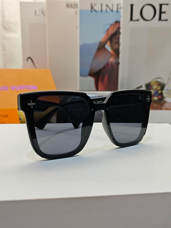 lv Louis Vuitton large frame sunglasses sunglasses classic box design, not pick face type, whether with a coat or a dress are very temperament polarized lenses to prevent ultraviolet rays