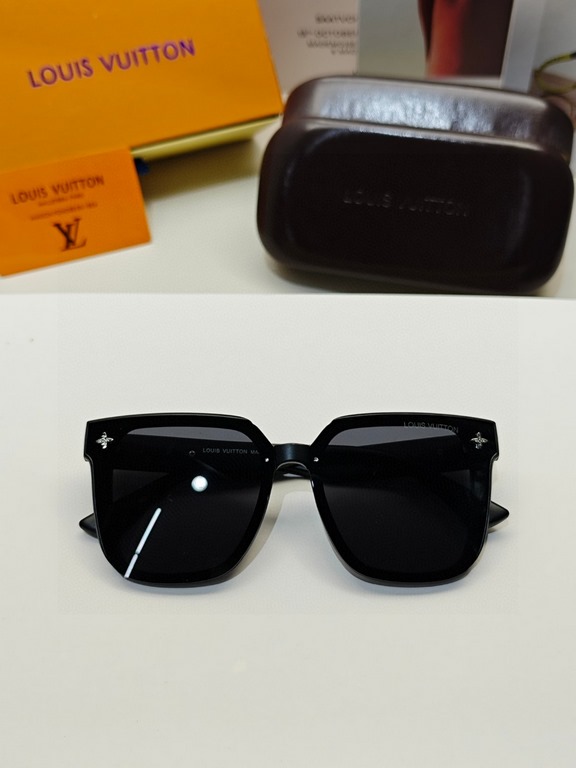 lv Louis Vuitton large frame sunglasses sunglasses classic box design, not pick face type, whether with a coat or a dress are very temperament polarized lenses to prevent ultraviolet rays