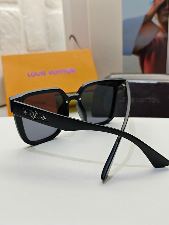 lv Louis Vuitton large frame sunglasses sunglasses classic box design, not pick face type, whether with a coat or a dress are very temperament polarized lenses to prevent ultraviolet rays