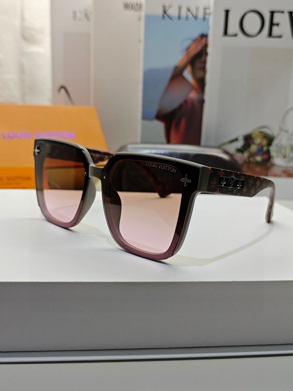 lv Louis Vuitton large frame sunglasses sunglasses classic box design, not pick face type, whether with a coat or a dress are very temperament polarized lenses to prevent ultraviolet rays