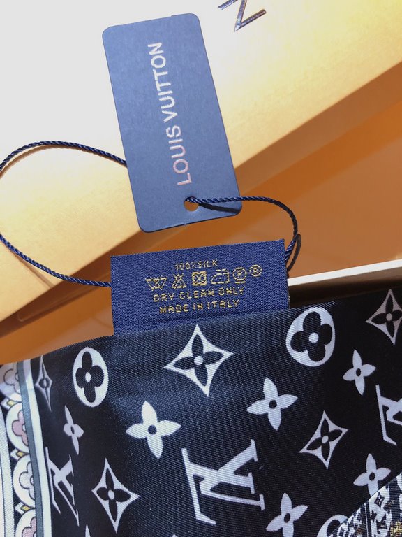 LV [AROUND THE WORLD] hair tie  PLV2141 ! Based on the work of renowned photographer Jacques Henri Lartigue, the Louis Vuitton hard case is featured alongside world-famous landmarks, highlighting the brand's travel herit