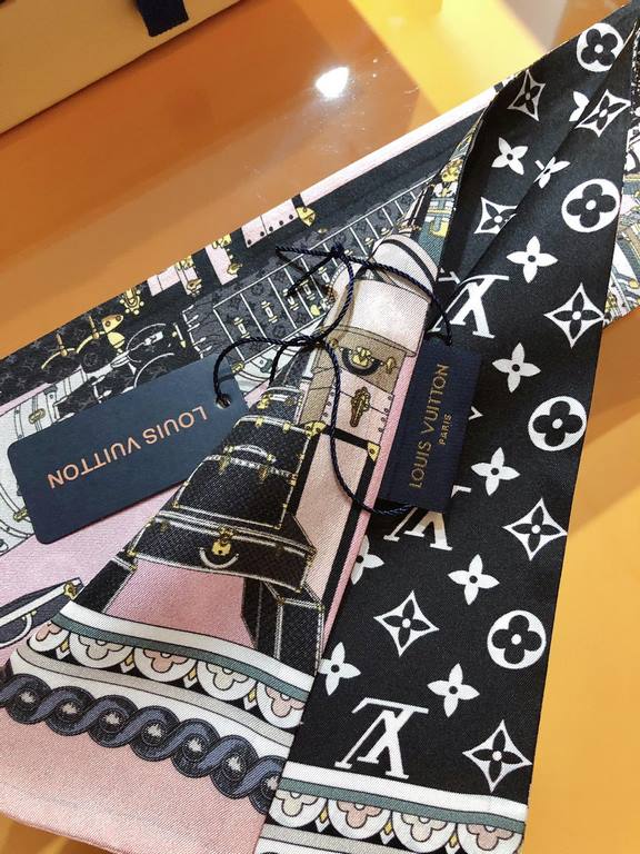 LV [AROUND THE WORLD] hair tie  PLV2141 ! Based on the work of renowned photographer Jacques Henri Lartigue, the Louis Vuitton hard case is featured alongside world-famous landmarks, highlighting the brand's travel herit