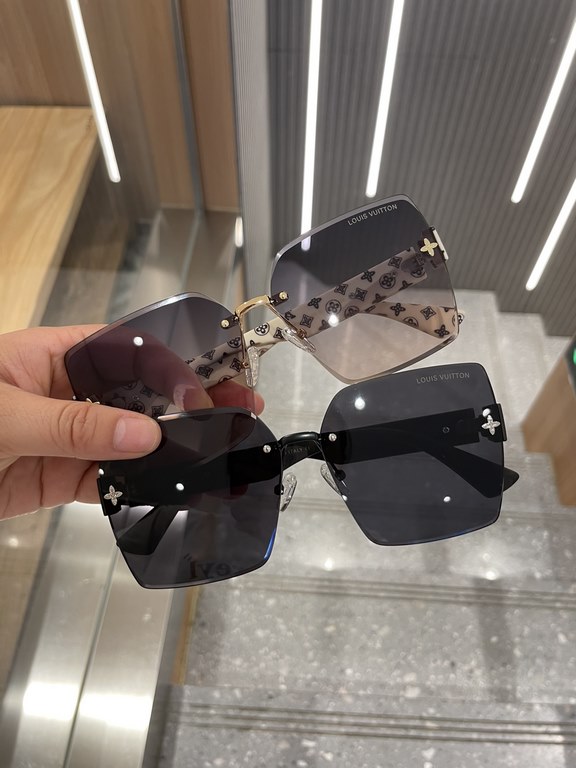 LV Women's Polarized Sunglasses   Classic small foot design elements   Retro style Super love, show fashionable big brand style