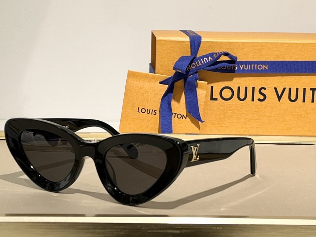 Latest Milan runway model LOUIS VUITTOZ2612WTop quality gold-plated monogrammed LV logo .Size51-23-145