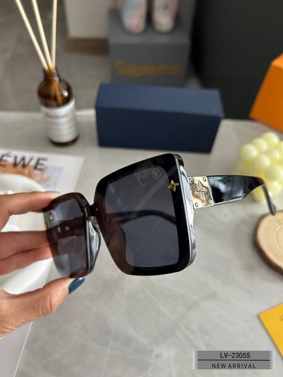 . [Louis Vuitton - LV . [Polaroid Resin Polarized Lenses] . [TR Frames Lightweight and Comfortable to Wear] . [size 58-17-149, ] . [  2023 new sunglasses to reduce the burden of glare, star models, blocking harmful light