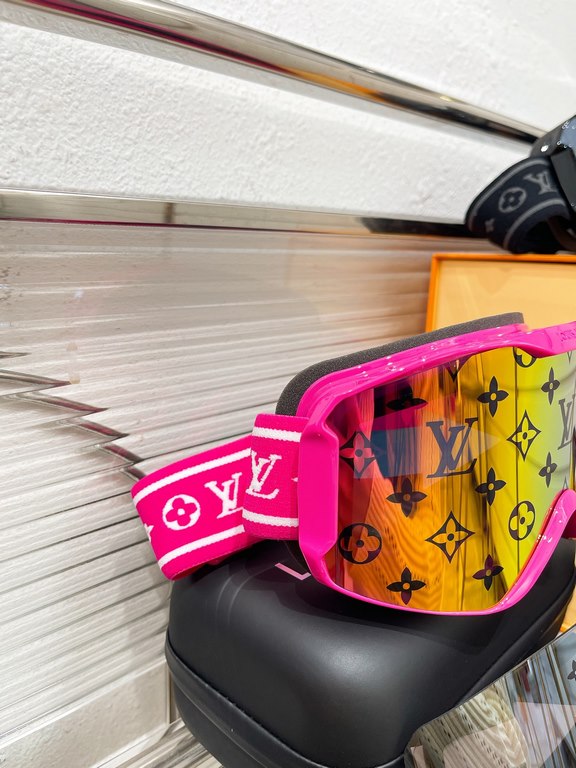 Lv Ski goggles    explosive sale color version ~ ~ couple colors