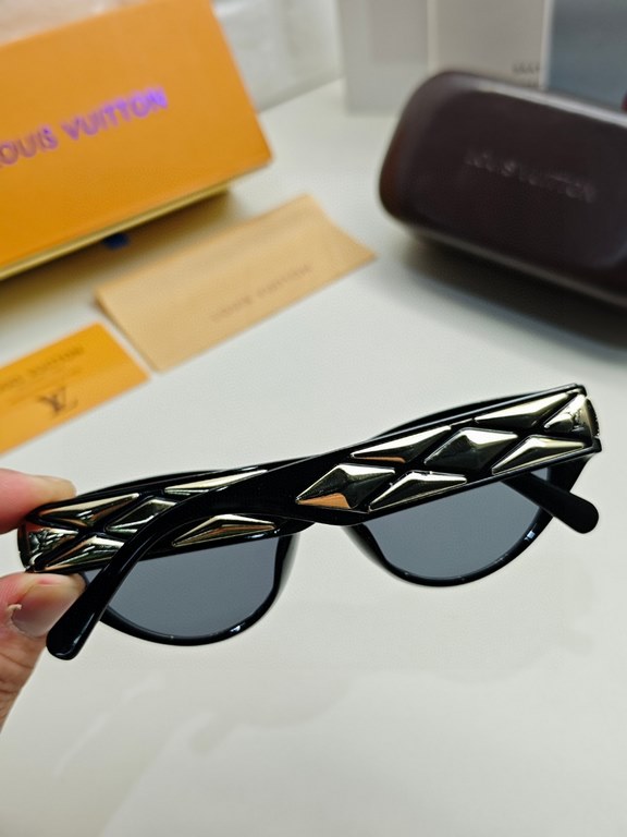 LV Louis Vuitton new cat-eye sunglasses   high-grade electroplated temples, men's and women's sun shades