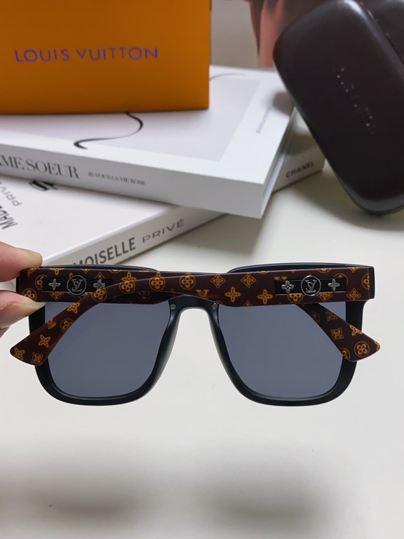 lv Louis Vuitton large frame sunglasses sunglasses classic box design, not pick face type, whether with a coat or a dress are very temperament polarized lenses to prevent ultraviolet rays