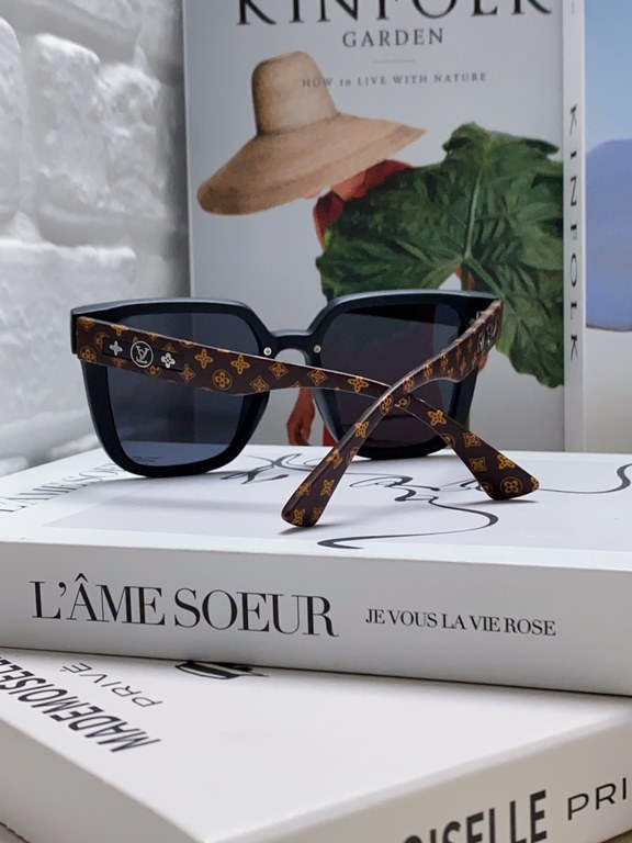 lv Louis Vuitton large frame sunglasses sunglasses classic box design, not pick face type, whether with a coat or a dress are very temperament polarized lenses to prevent ultraviolet rays