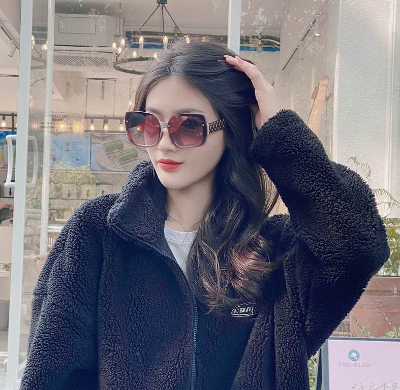 . NewBrand,  Louis Vuitton LV Women's Rimless Ladies Sunglasses   Imported Polaroid HD polarized lenses, TRlogo temples, high-end customized design, wear a super model, a must-have for travel and driving. No. 7001.