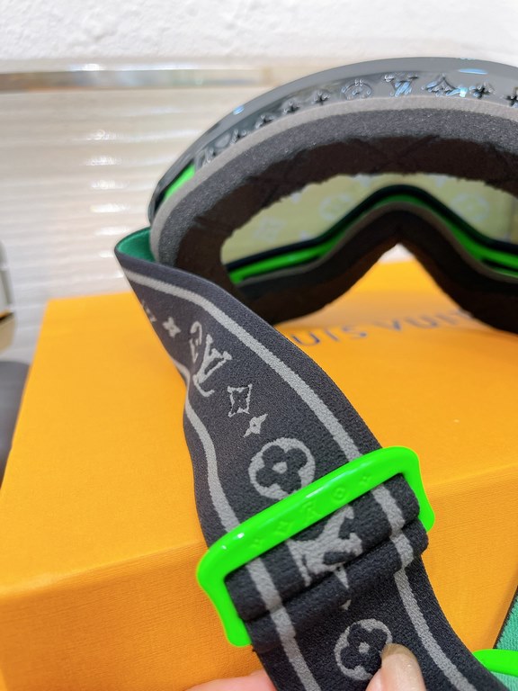 Lv ski goggles   new color