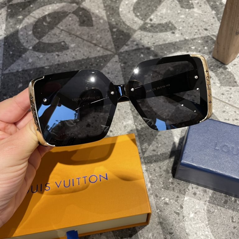 LV Women's Polarized Sunglasses   Classic four-leaf clover elements   Retro style Super love, show the fashionable big brand style