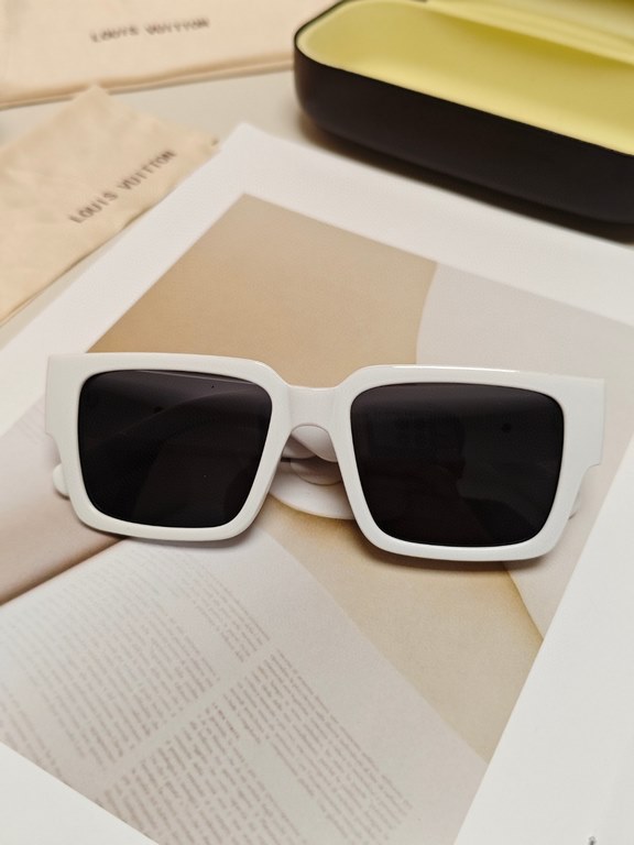 LV Louis Vuitton new sunglasses retro personality avant-garde sunglasses model model high quality plate high quality box