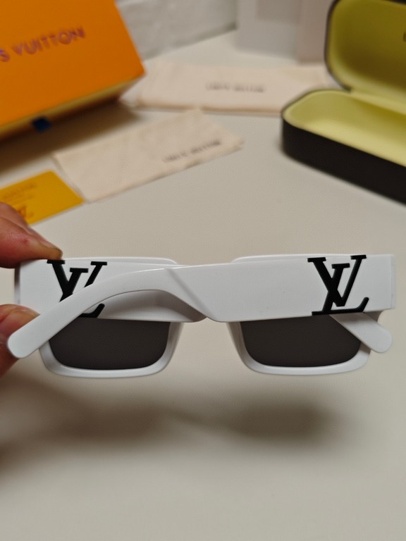 LV Louis Vuitton new sunglasses retro personality avant-garde sunglasses model model high quality plate high quality box