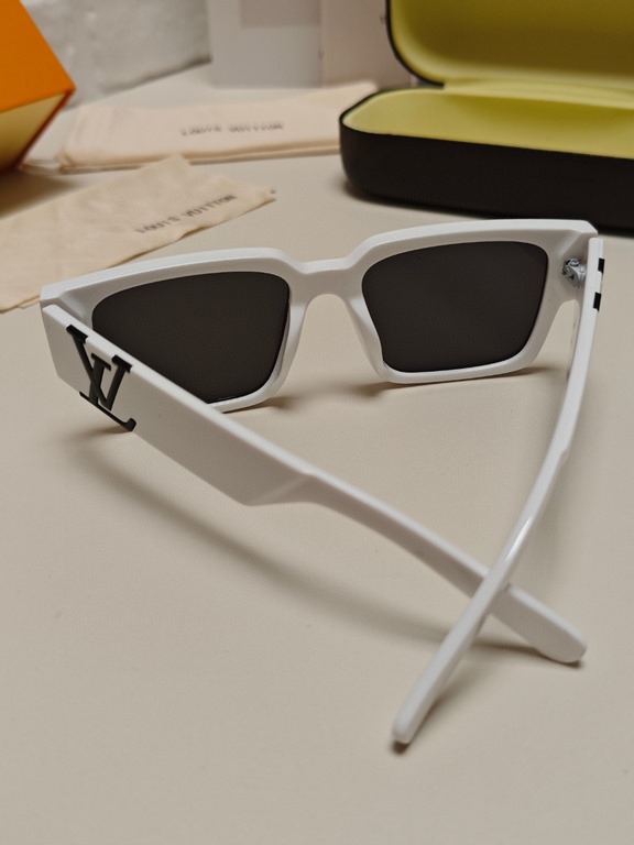 LV Louis Vuitton new sunglasses retro personality avant-garde sunglasses model model high quality plate high quality box