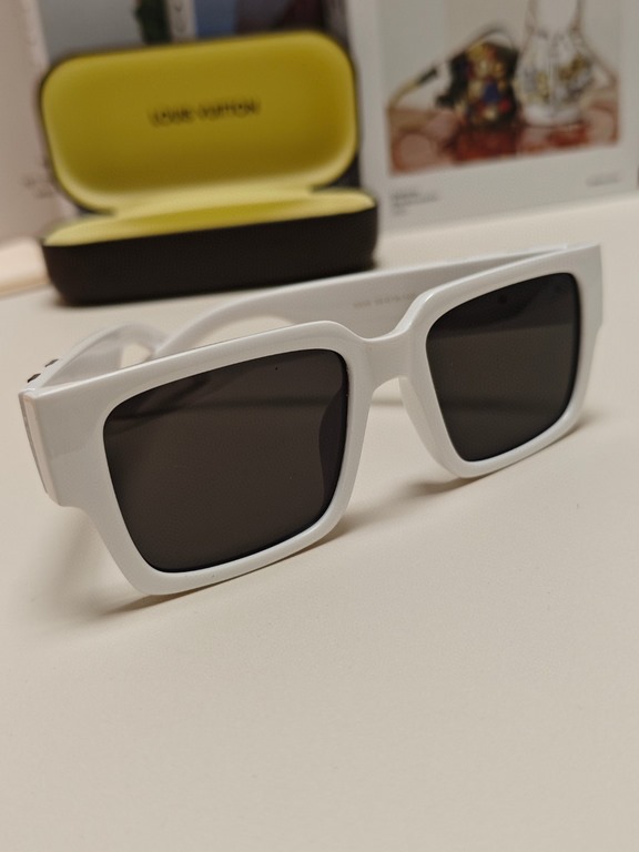 LV Louis Vuitton new sunglasses retro personality avant-garde sunglasses model model high quality plate high quality box