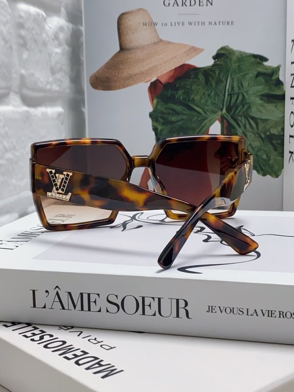 Lv Louis Vuitton 2024 latest fashion sunglasses ladies square thin retro net red sunscreen new senior sense of star street shooting sunglasses personalized with diamond Logo