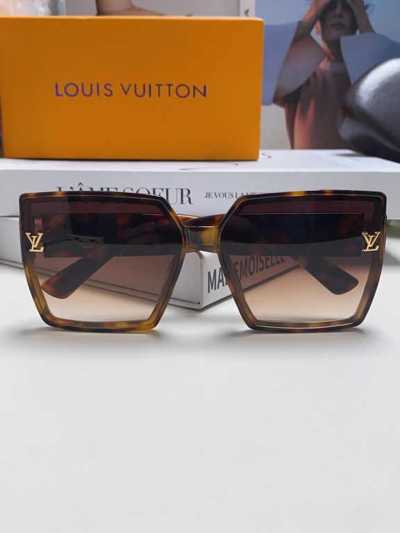 Lv Louis Vuitton 2024 latest fashion sunglasses ladies square thin retro net red sunscreen new senior sense of star street shooting sunglasses personalized with diamond Logo