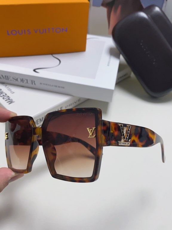 Lv Louis Vuitton 2024 latest fashion sunglasses ladies square thin retro net red sunscreen new senior sense of star street shooting sunglasses personalized with diamond Logo