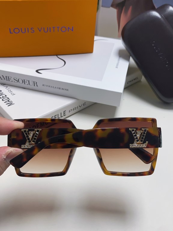 Lv Louis Vuitton 2024 latest fashion sunglasses ladies square thin retro net red sunscreen new senior sense of star street shooting sunglasses personalized with diamond Logo