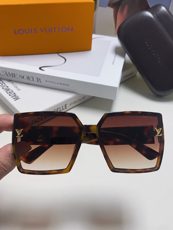 Lv Louis Vuitton 2024 latest fashion sunglasses ladies square thin retro net red sunscreen new senior sense of star street shooting sunglasses personalized with diamond Logo