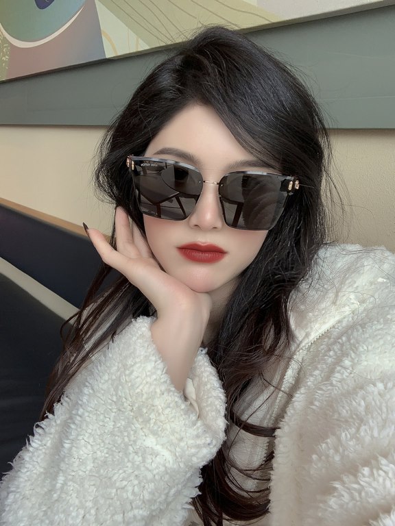 LV 2023 new women's square frame sunglasses driving sunglasses New rimless sunglasses Fashionable and generous Comfortable and lightweight Exquisite luxury Ultra-light Model L8362