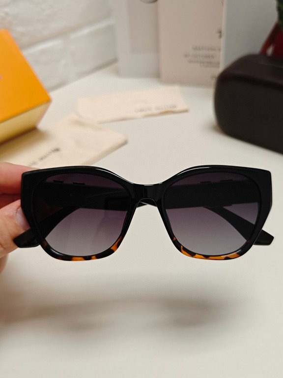 LV Louis Vuitton thick frame polygonal plate sunglasses female European and American wind UV protection sunglasses high goods show face small fashion trend female models