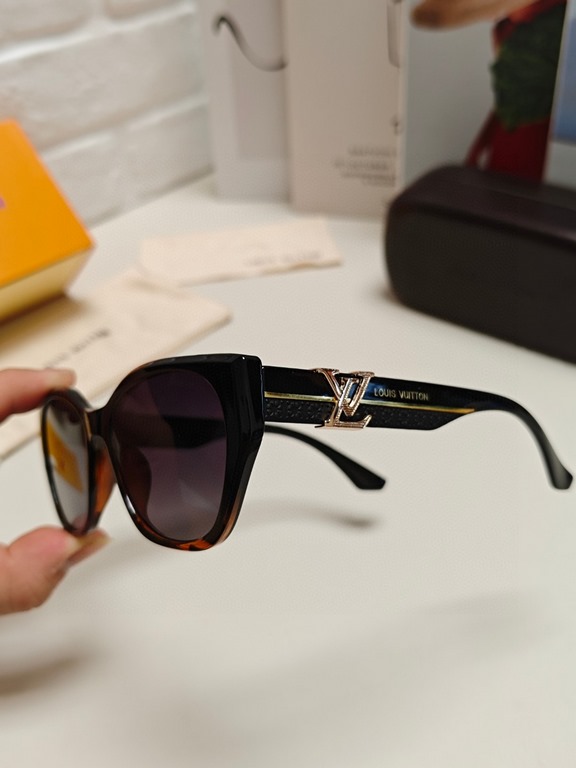 LV Louis Vuitton thick frame polygonal plate sunglasses female European and American wind UV protection sunglasses high goods show face small fashion trend female models