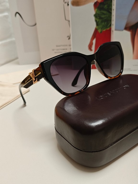 LV Louis Vuitton thick frame polygonal plate sunglasses female European and American wind UV protection sunglasses high goods show face small fashion trend female models