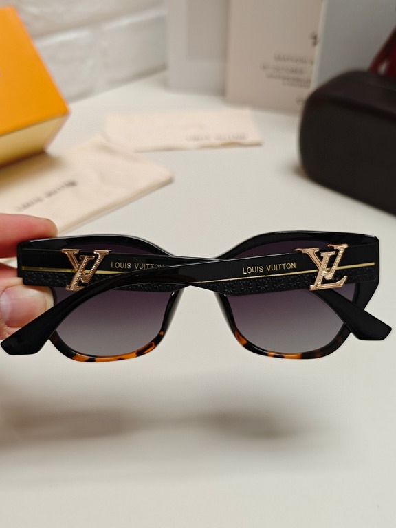 LV Louis Vuitton thick frame polygonal plate sunglasses female European and American wind UV protection sunglasses high goods show face small fashion trend female models