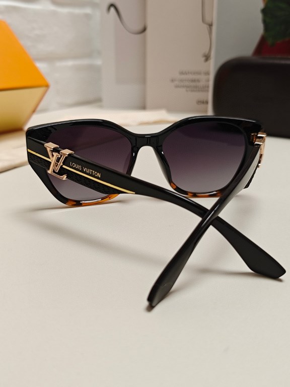 LV Louis Vuitton thick frame polygonal plate sunglasses female European and American wind UV protection sunglasses high goods show face small fashion trend female models