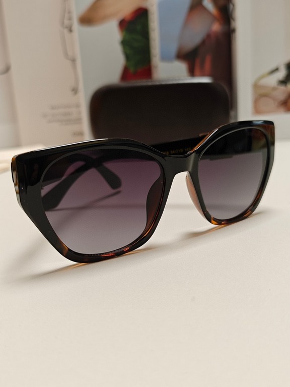 LV Louis Vuitton thick frame polygonal plate sunglasses female European and American wind UV protection sunglasses high goods show face small fashion trend female models