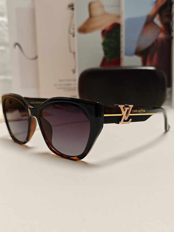 LV Louis Vuitton thick frame polygonal plate sunglasses female European and American wind UV protection sunglasses high goods show face small fashion trend female models