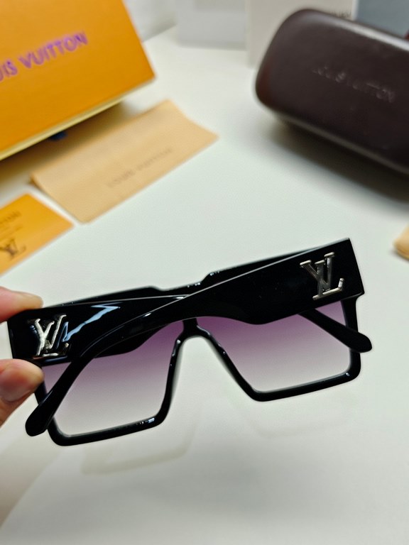 lv Louis Vuitton Wang Hedi large frame sunglasses sunglasses classic box design, not pick face type, whether with a coat or dress are very obvious temperament prevention UV