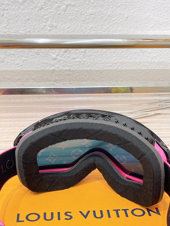 Lv ski goggles   new color