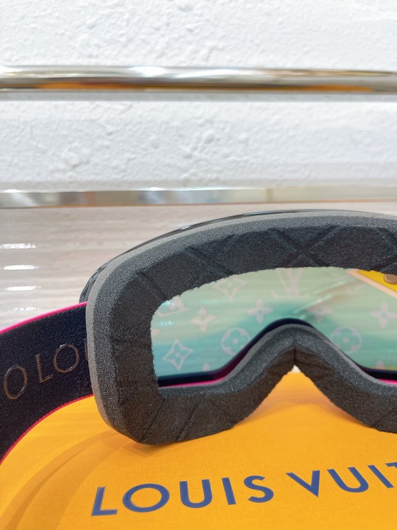 Lv ski goggles   new color