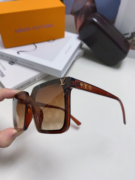 LV sunglasses Men's sunglasses   Women's sunglasses   good looking on the face super atmosphere show face small, small full print will not have the feeling of rustic thugs, men and women can take, very fashionable #LV su