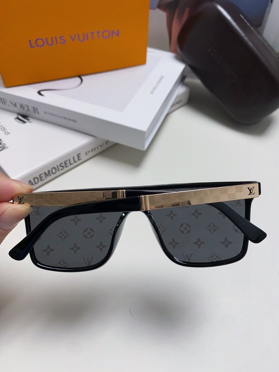 LV Louis Vuitton, the lens logo will not affect the line of sight at all!Very heavy duty! The details are so many that it's trenchantCreates a sharp front frame shapeBringing an unrivaled sense of style to the wearer.The